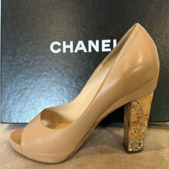 CHANEL heels